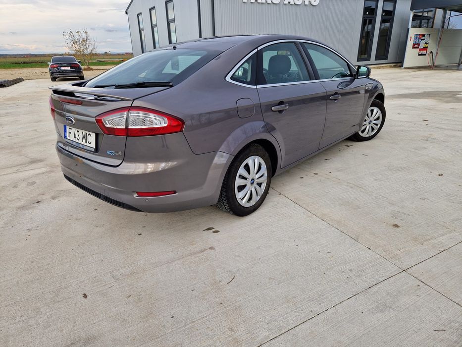 Vând Ford mondeo