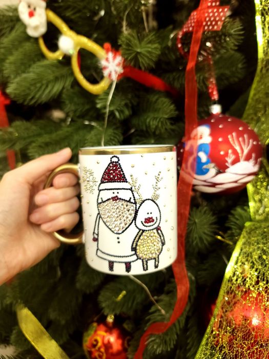 Кружка новогодняя, инкрустированная стразами.