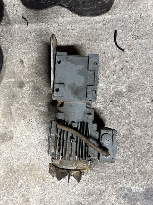 Motor cu reductor industrial