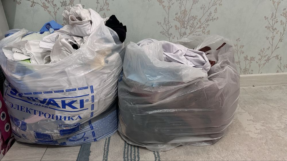 Екі пакет заттар бар