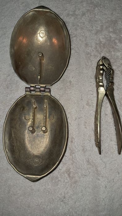 Doua spargatoare de nuci , din bronz
