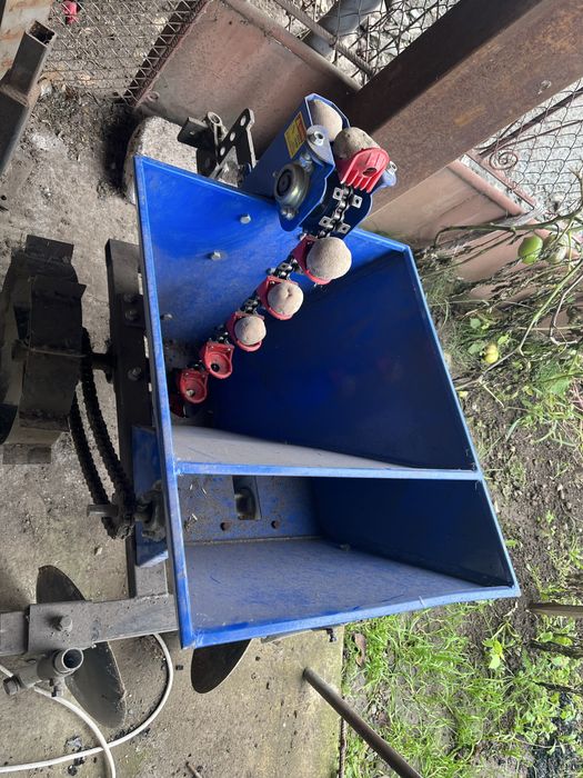 Masina plantat cartofi cu fertilizator in stare perfect