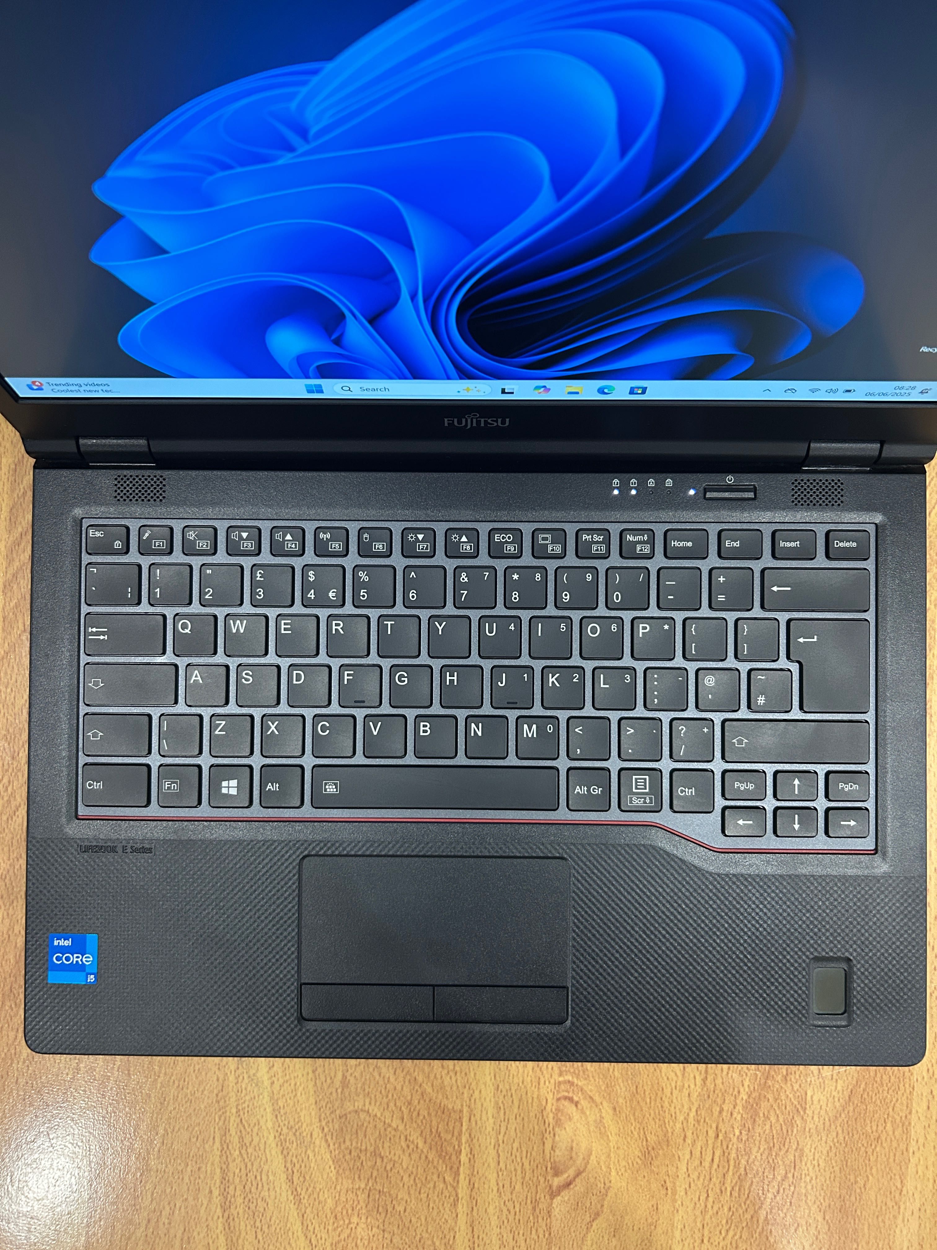 Като нов! Лаптоп Fujitsu E5411 i5-1135/8GB RAM/256GB с 3 мес. гар.