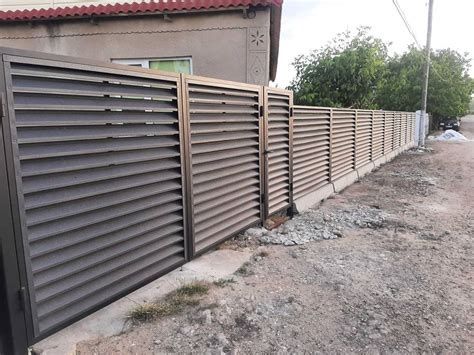 Vand garduri și porți la comanda clientului