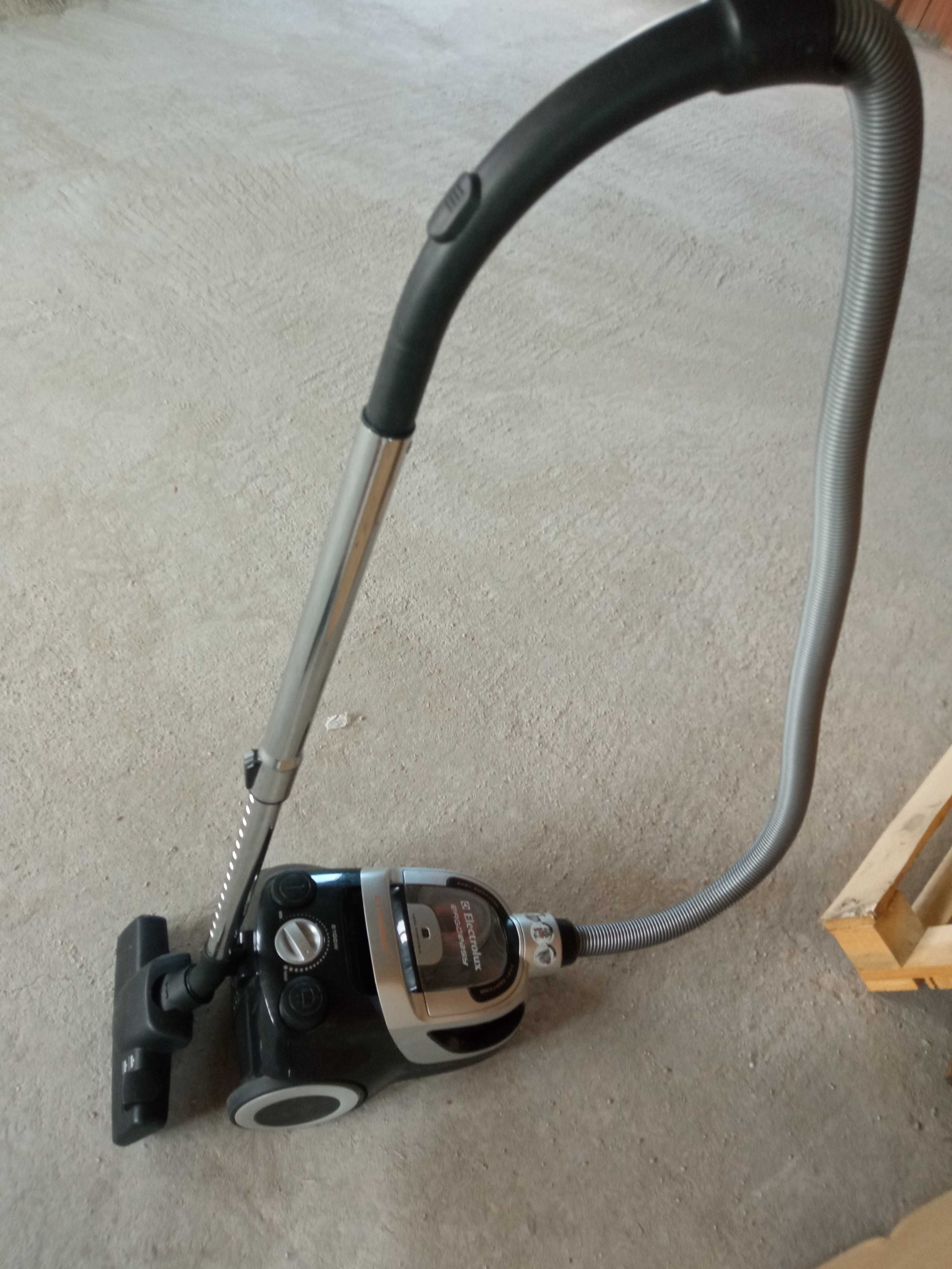 Vând aspirator Electrolux Ergo Easy fără sac