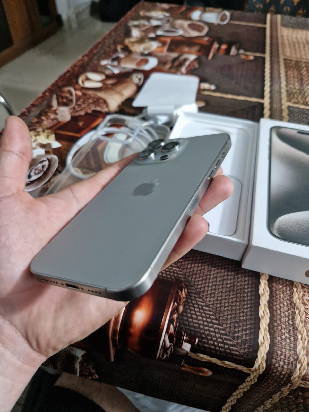 Vând iPhone 15 pro max titanium nou nefolosit
