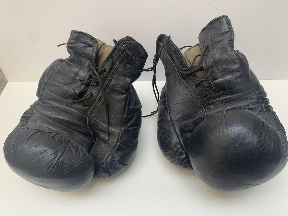 Стари кожени боксови ръкавици