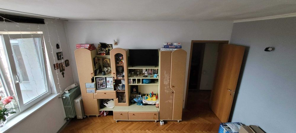 Biblioteca in 2 culori (nuante fag si stejar) + Canapea Mobexpert