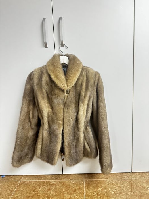 Haina din blana de nurca din intreg . Marimea corespunde la S-M . Bej