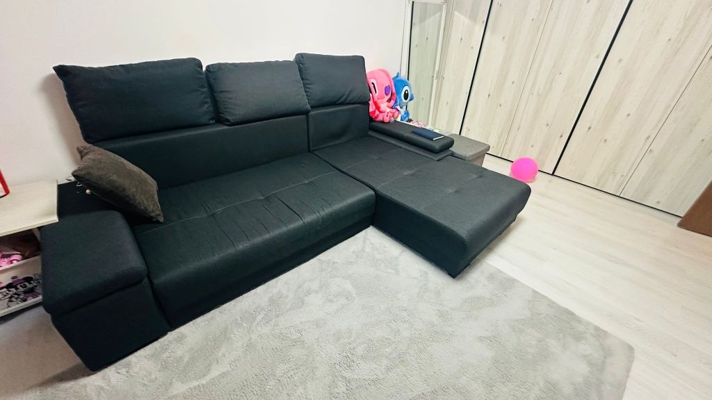 Se vinde Colțar Extensibil cu ladă de depozitare.