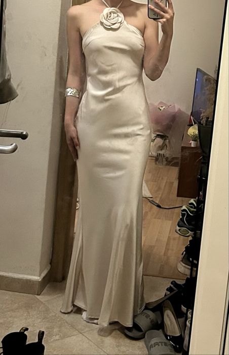 Елегантна сатенена рокля