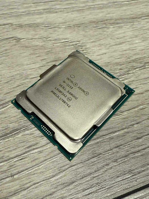 Procesor Xeon W-2133 6 Nuclee (Cores) 12 Fire de execuție(Threads),