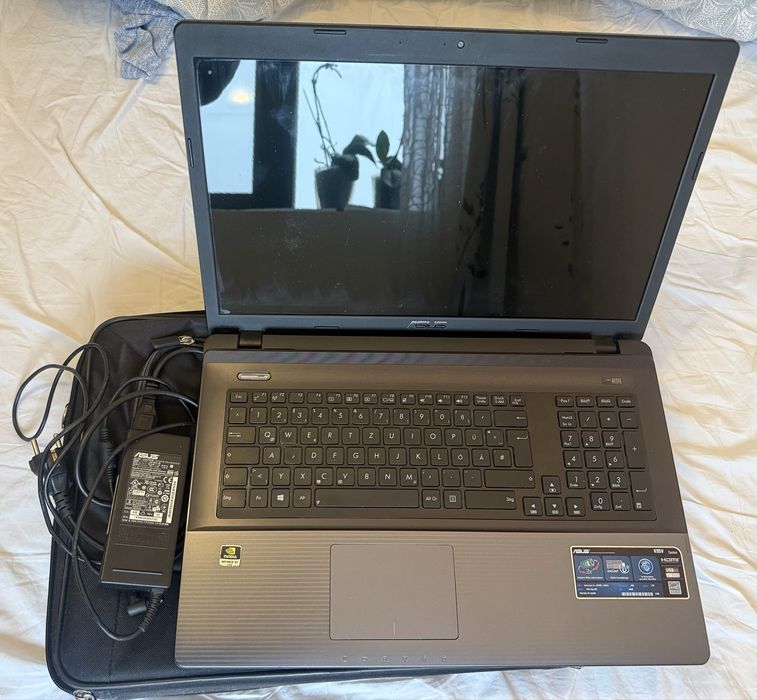 Vand laptop Asus K95V - de piese