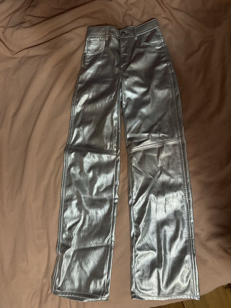 Сребрист панталон Bershka