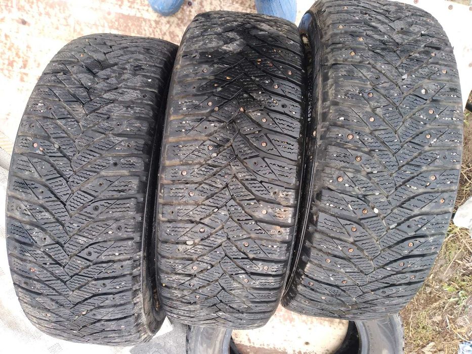 Зимние шипованные шины на 16 - 3 штуки в хорошем состоянии.
