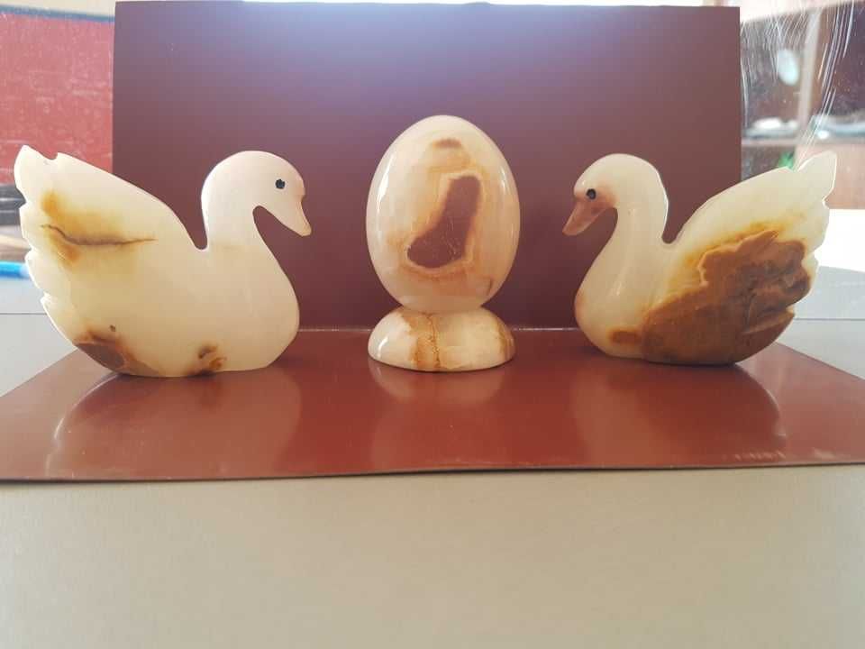 Лебеди и яйца изработени от оникс