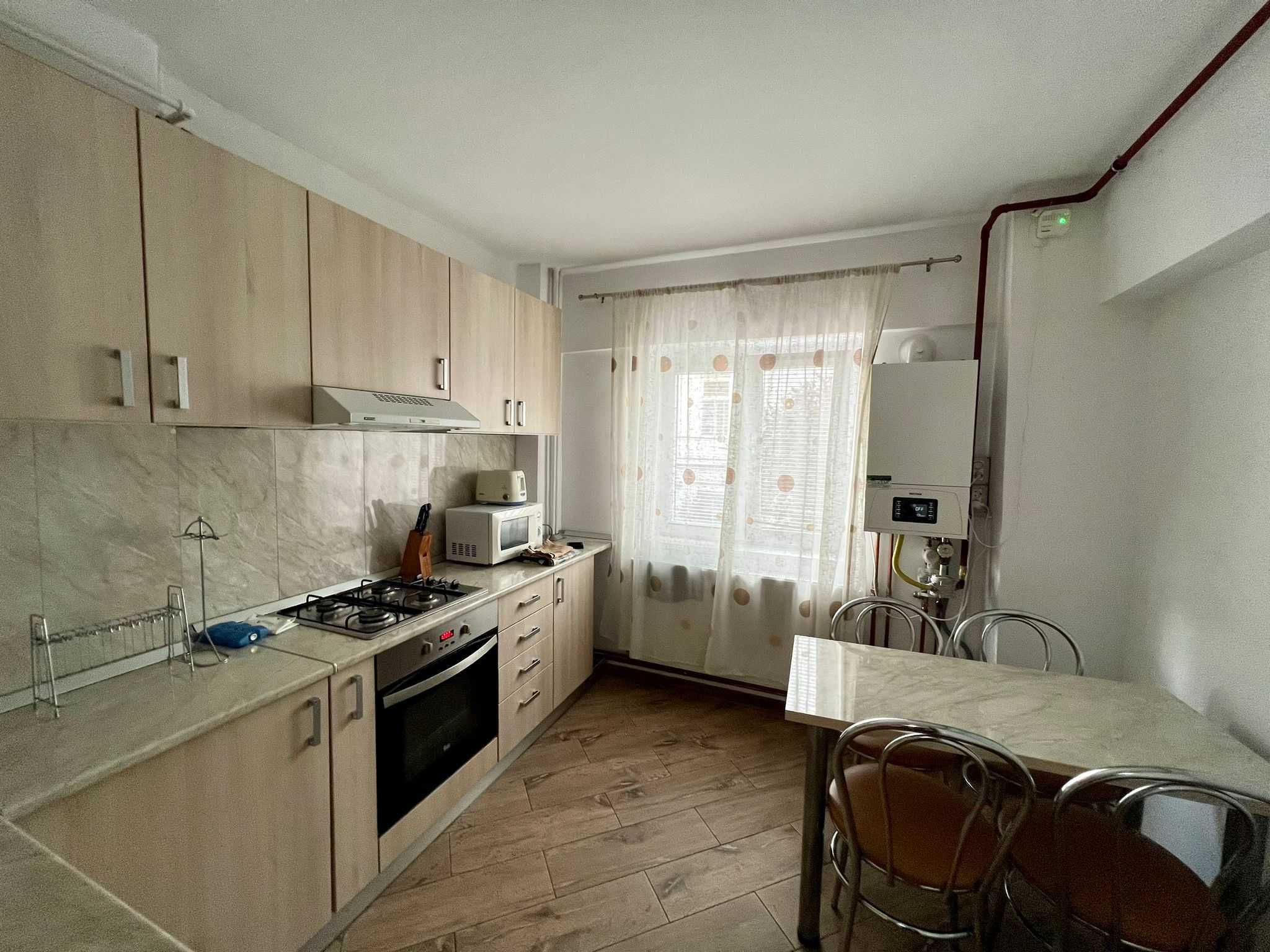 Apartament 3 camere renovat, zona centrala Arad