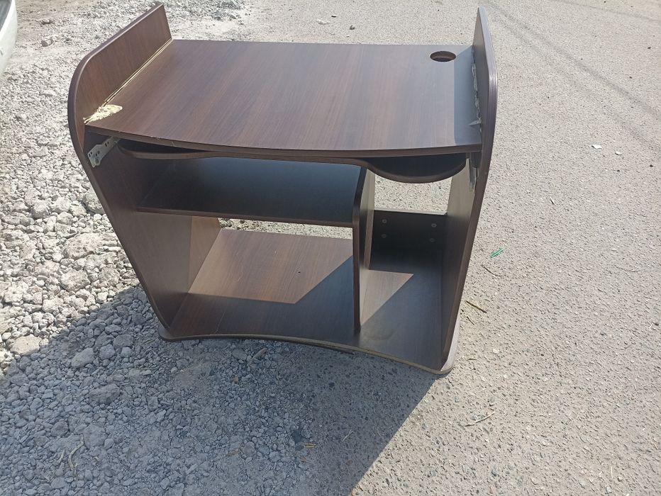 Продам маленький столик для компьютера