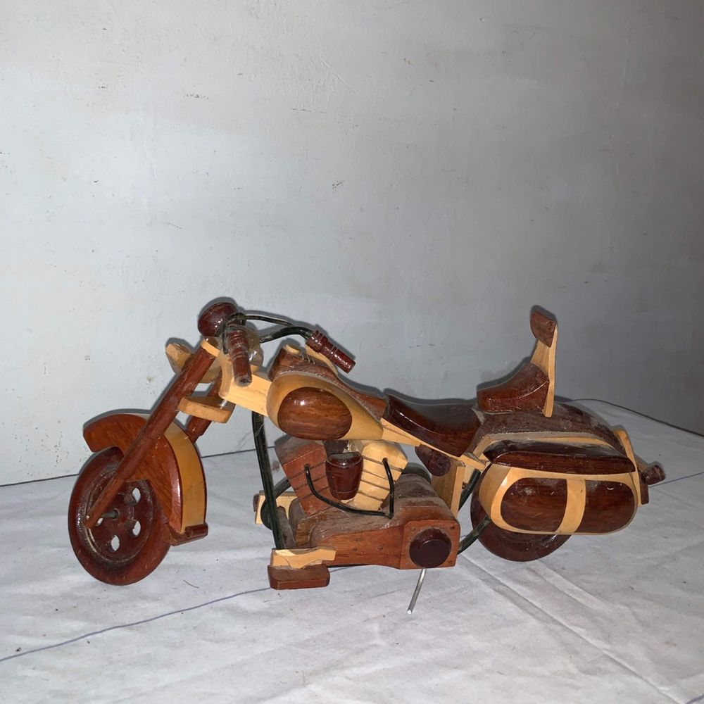 Motocicletă din lemn făcută manual