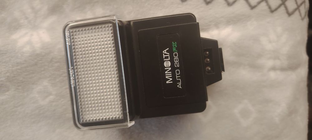 Аналогова камера минолта x700 със светкавица