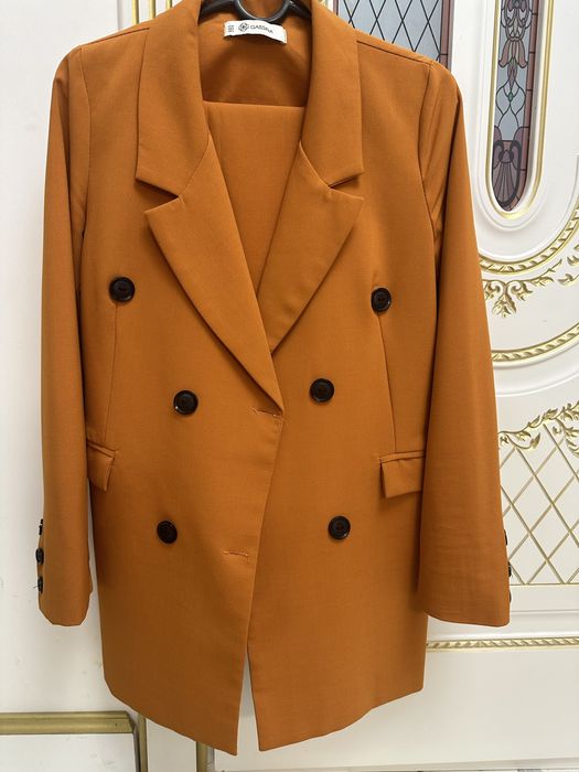 Прдам брючный класический костюм