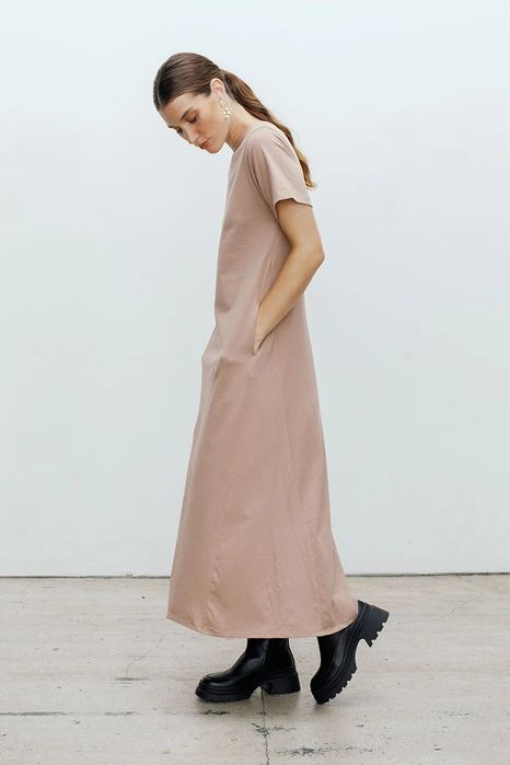 Платье футляр с карманами а крой к низу с карманами по бокам лёгкий ле