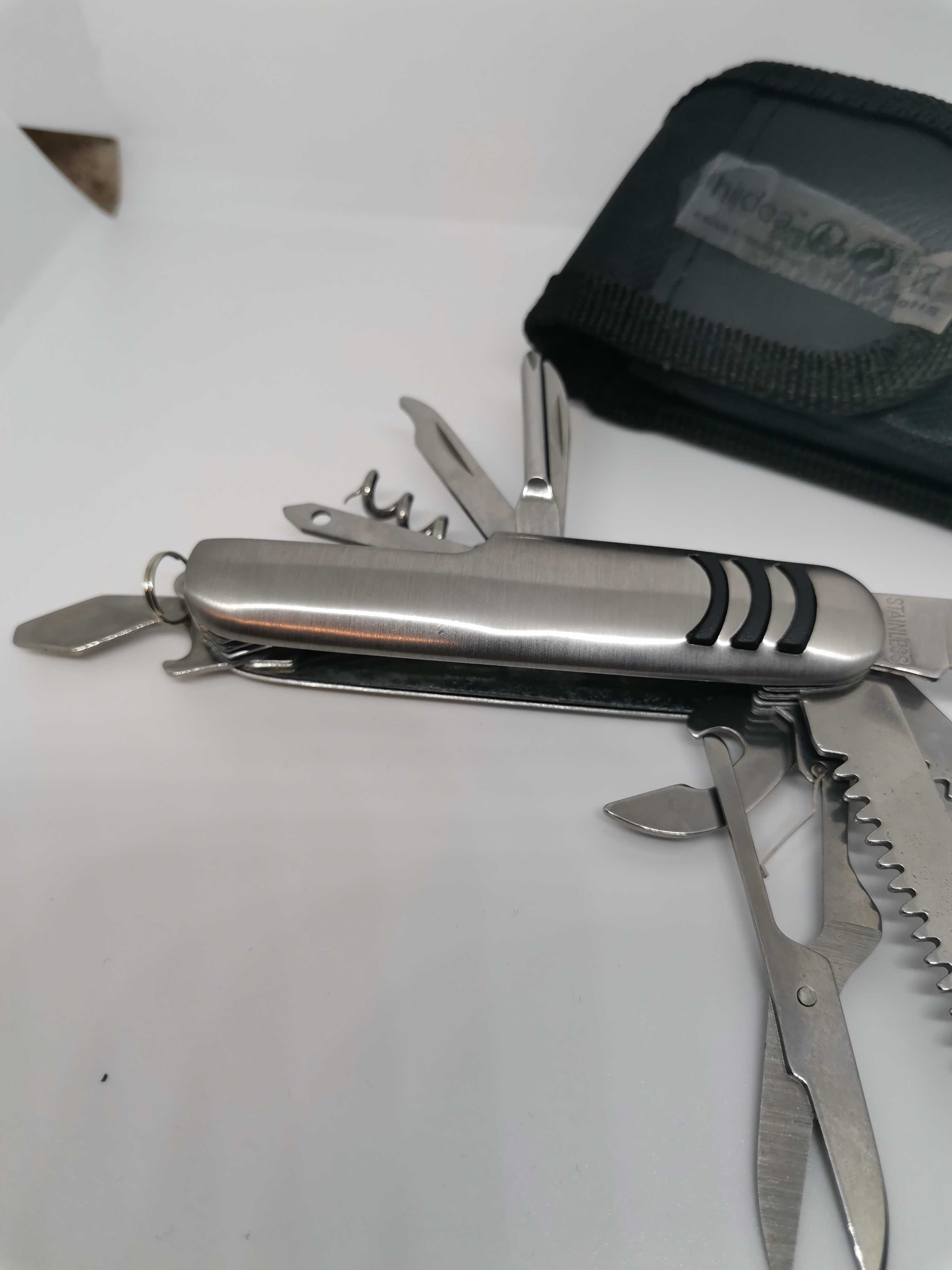 Мултифункционално туристическо ножче с мини фенерче с отварачка