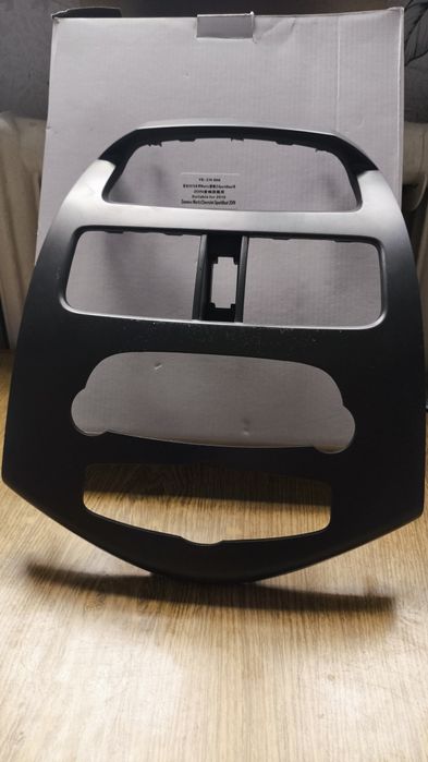 Магнитола для автомобилей Spark вместе с заводской рамкой