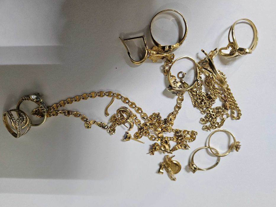 Aur 14K, fragmente, 40 grame, 300lei Gramul.