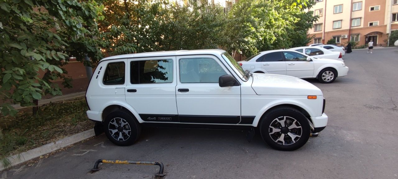 Niva urban 2131  sotiladi.