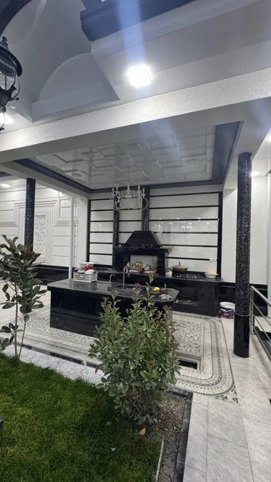 Команда мастеров строит летние кухни, помпейской печи, очаги, барбекю