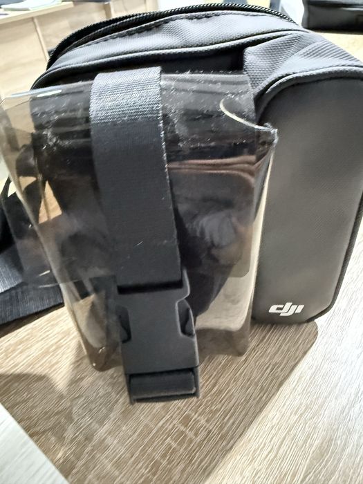 Vand stabilizator DJI OM 5 alb cu geanta neagra DJI