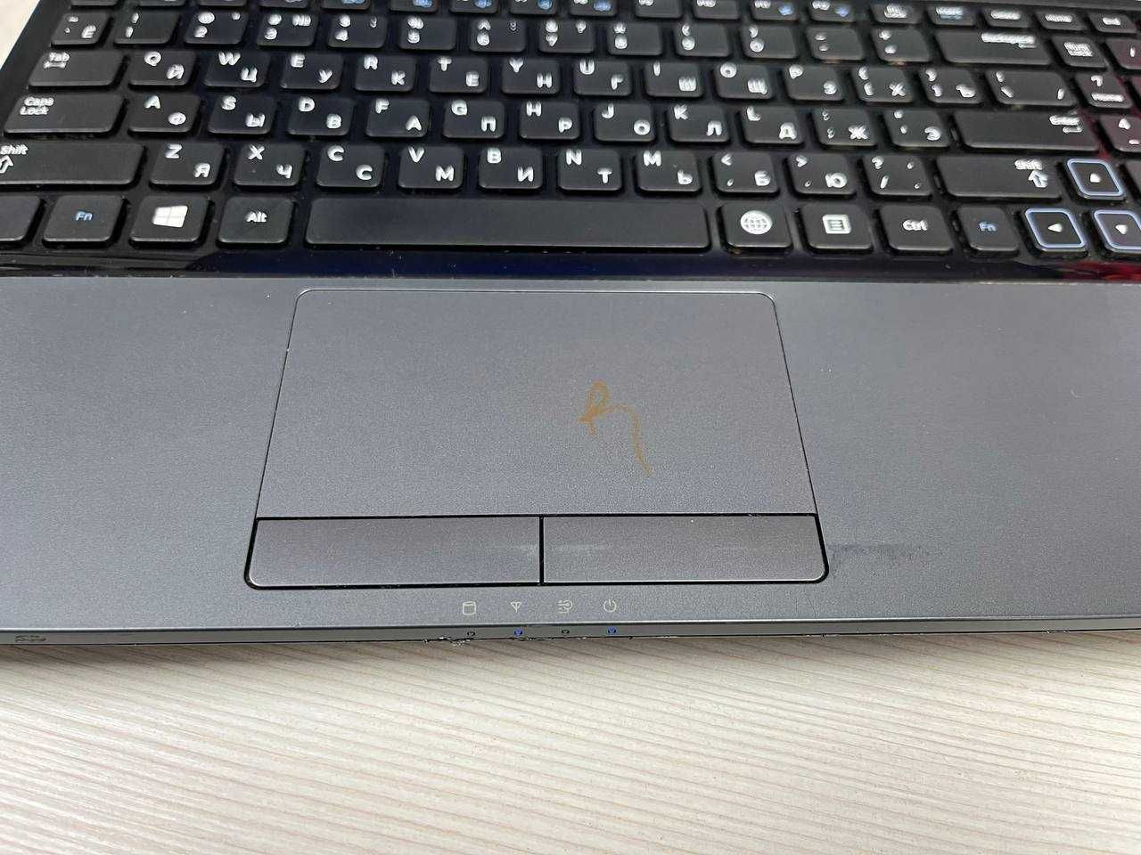 SAMSUNG NP300 Core i3/озу 8гб/SSD 128/HDd 750/Для офиса