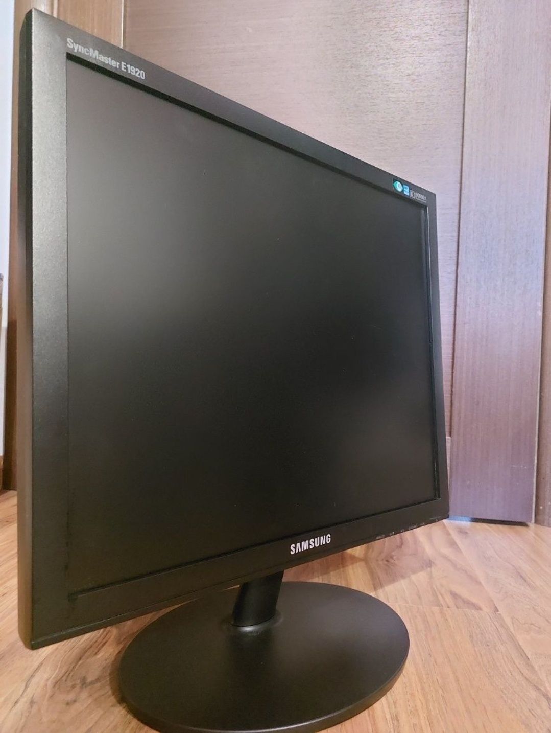 Продам монитор 19", полностью исправен, гарантия.