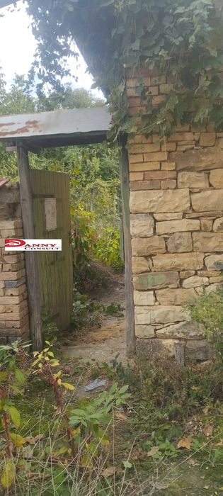 Двуетажна къща с двор и кладенец в с. Иванча
