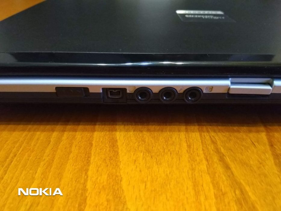 Лаптоп Fujitsu Siemens с докинг станция, безжична мишка и чанта Golla
