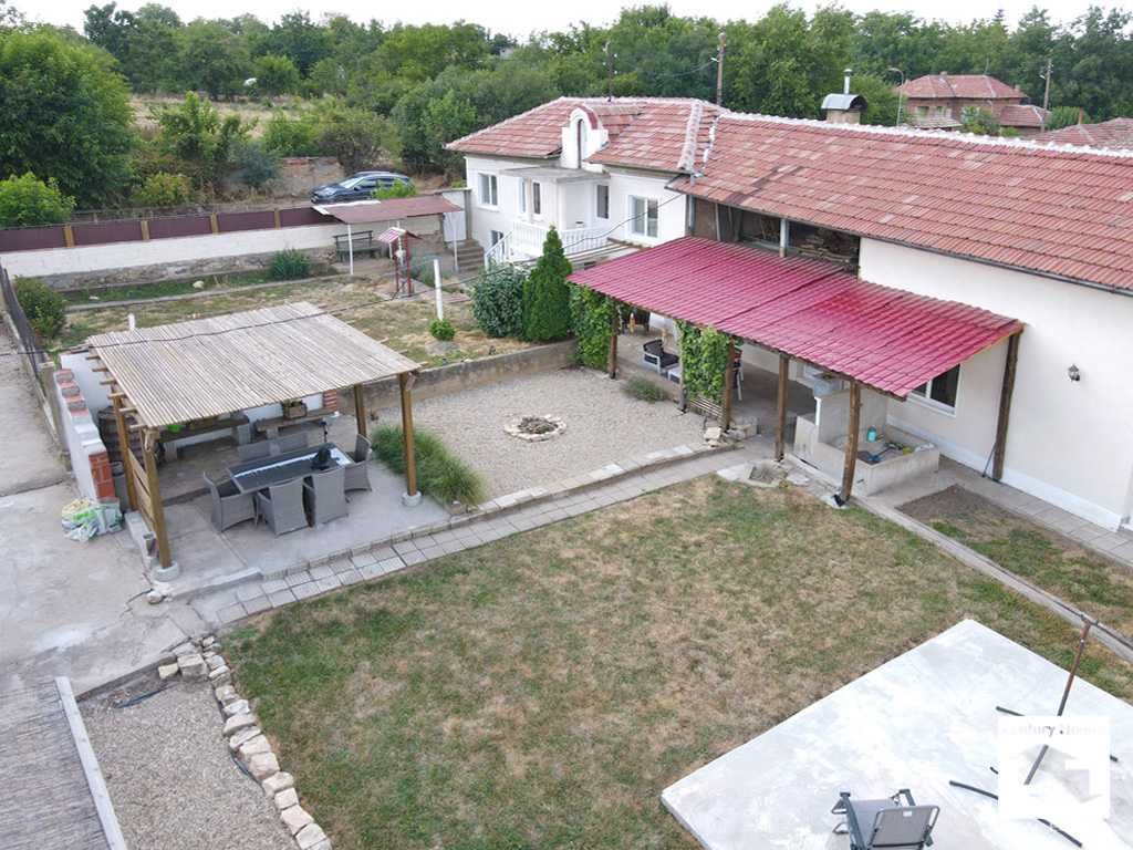 145304 Двуетажна къща с голям двор в с. Страхилово