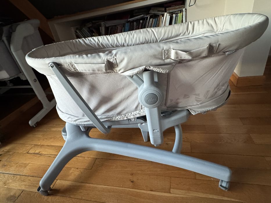 Vand patut chicco & leagan si scaun de masa