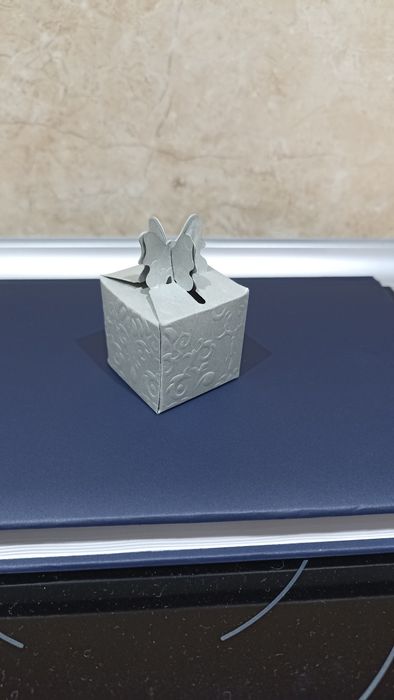 Кутийка за малки подаръчета с пеперуда