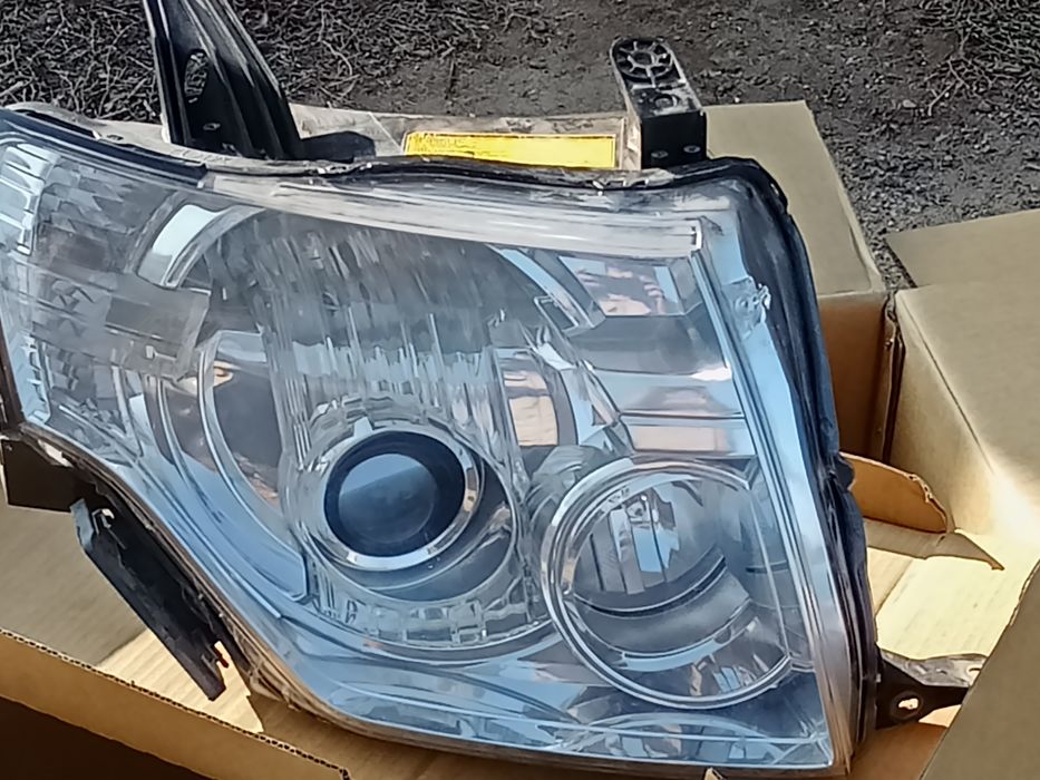 Фары на Mitsubishi Паджеро 4 оригинал ксенон