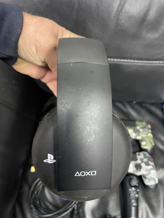 SONY playstation 4 слим 1 tb два джойстика 9 игри и слушалки