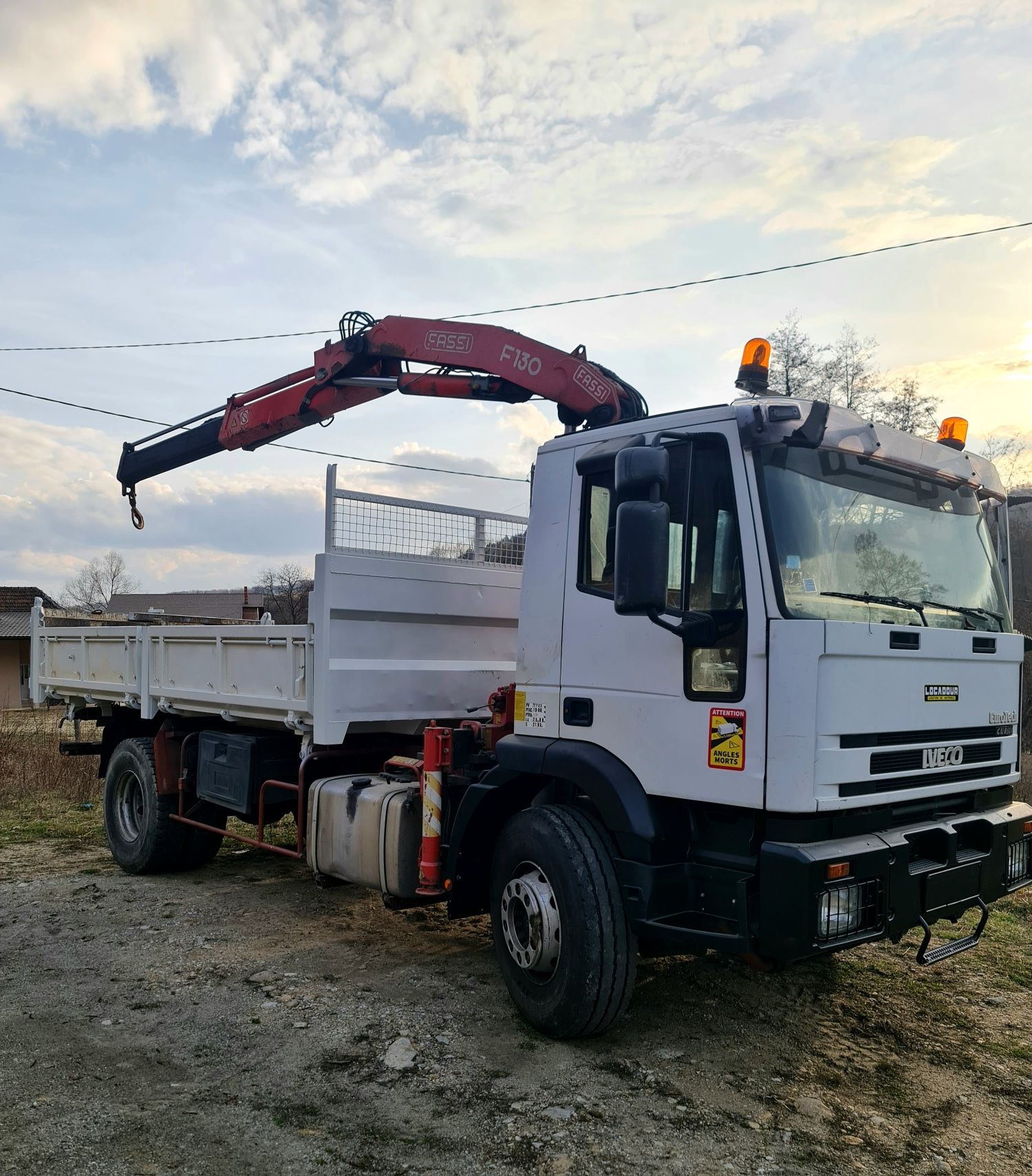 Autobasculanta IVECO cu macara