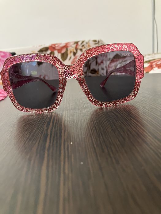 Ochelari de soare roz