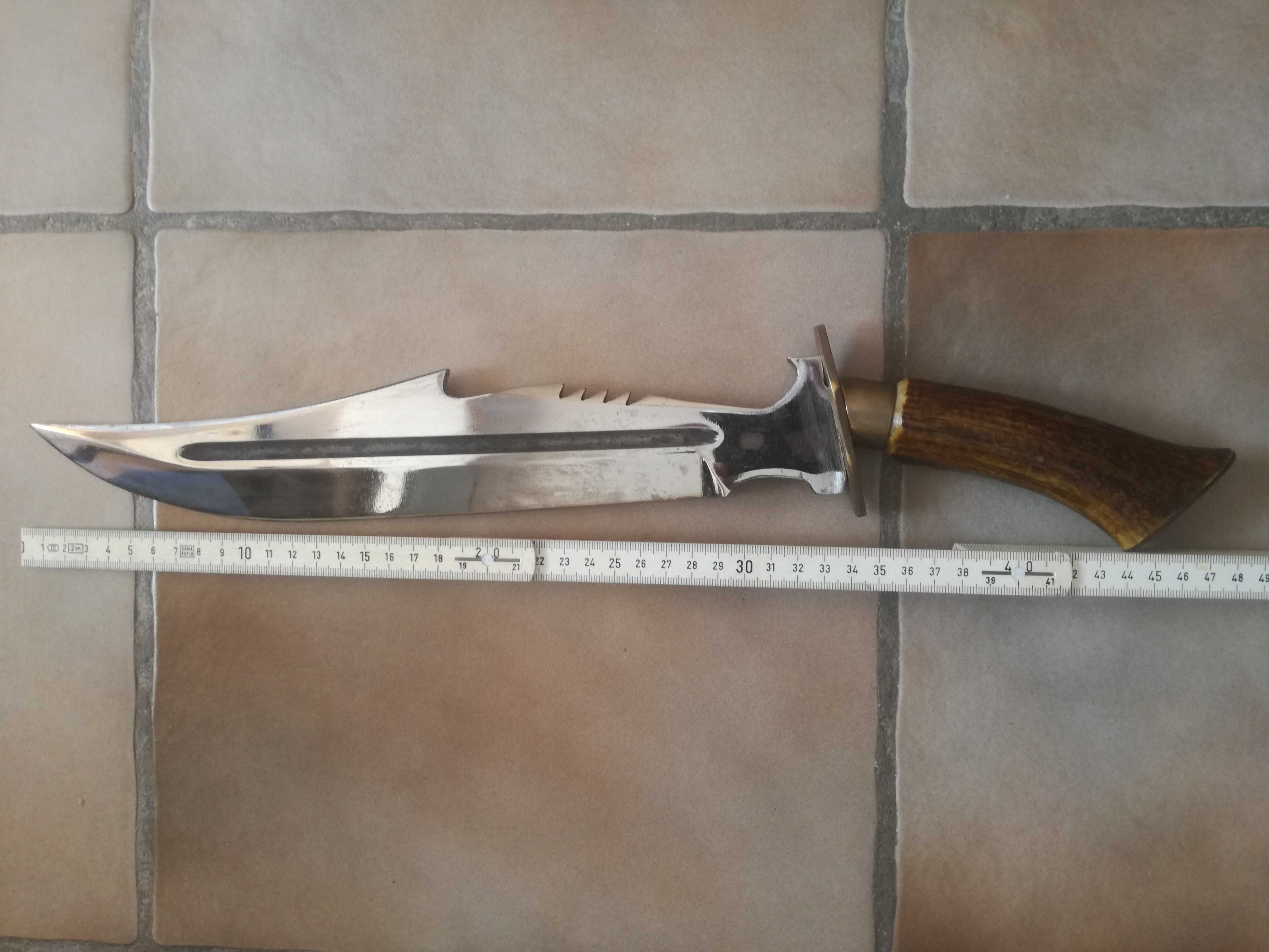 Кован ловен нож от ресорна стомана Рамбо с еленова дръжка.