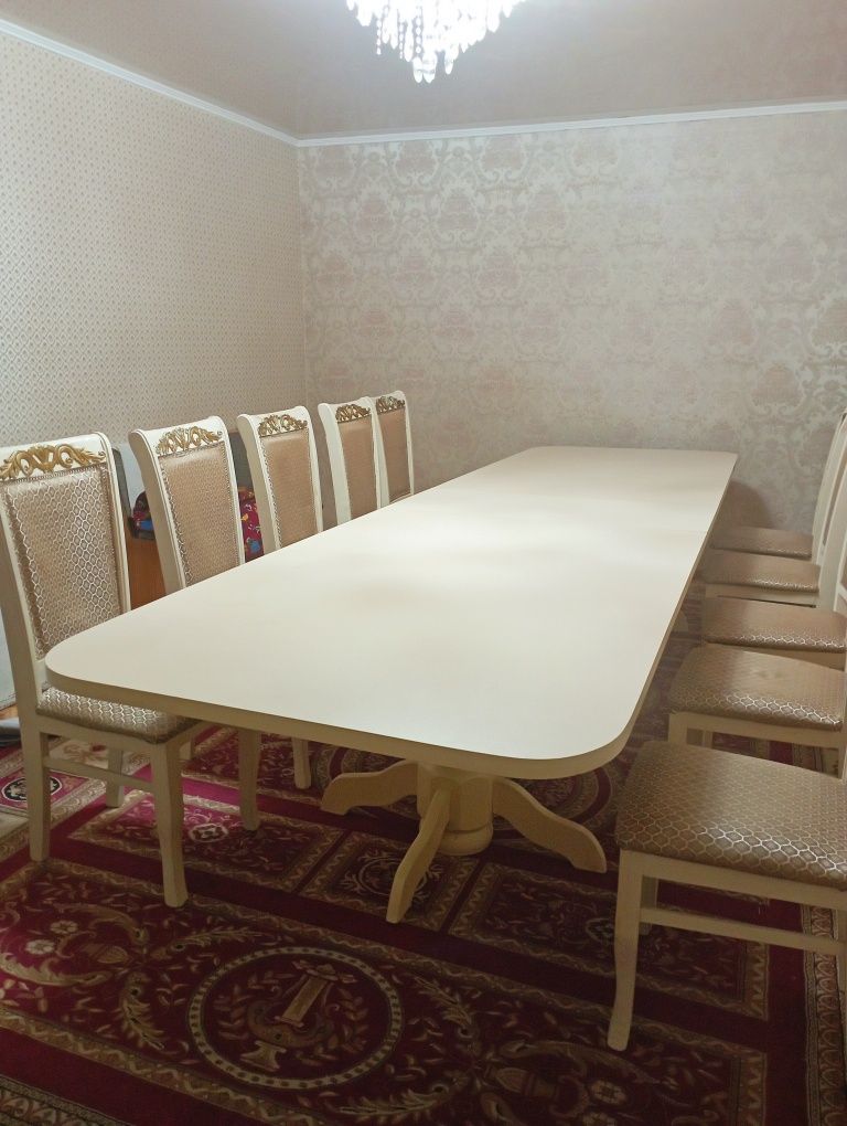 Үстел мен орындықтар
