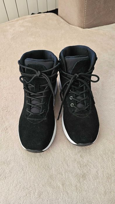 Дамски спортни боти