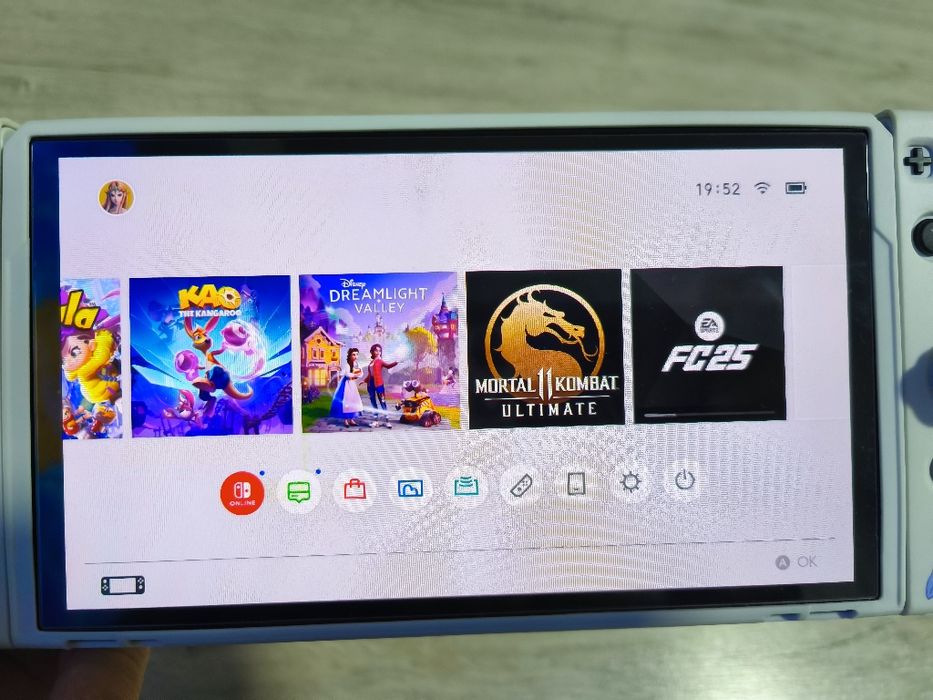 Vând Nintendo Switch OLED în stare impecabilă, folosit ocazional.

• E