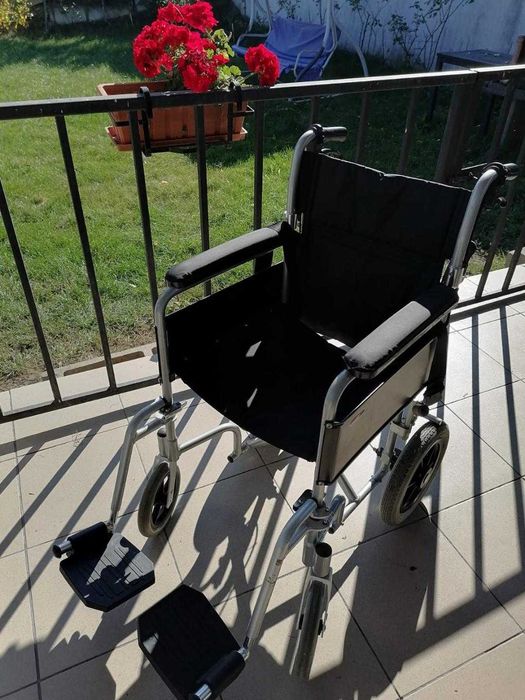 Scaun cu rotile  si Rolator pliabil pentru pers.cu probleme medicale