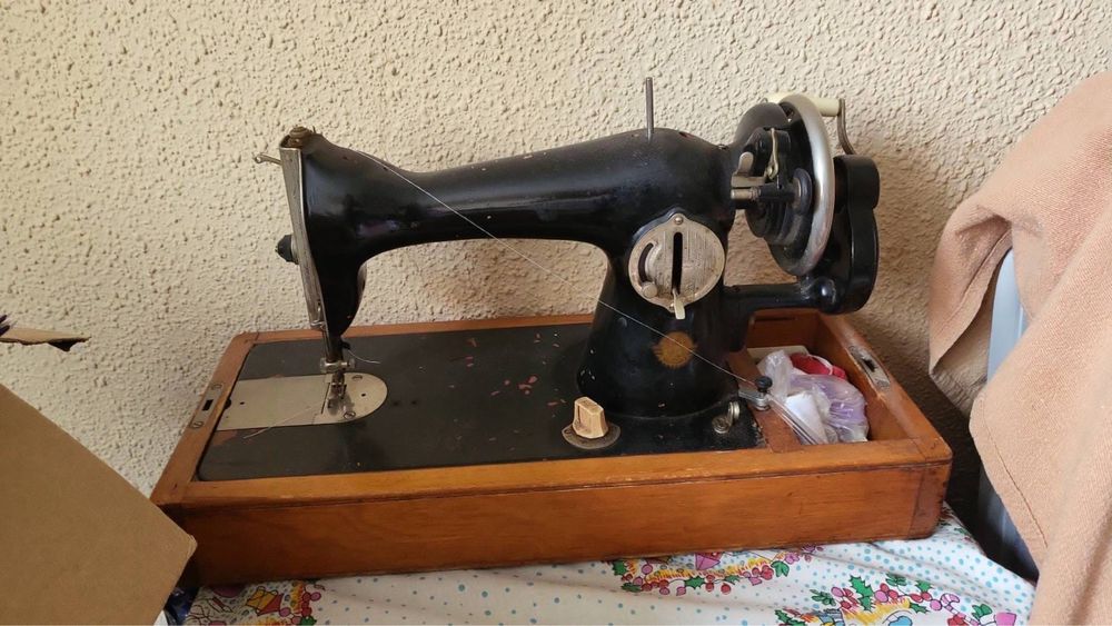 Mașină de cusut SIMB vintage – funcțională
