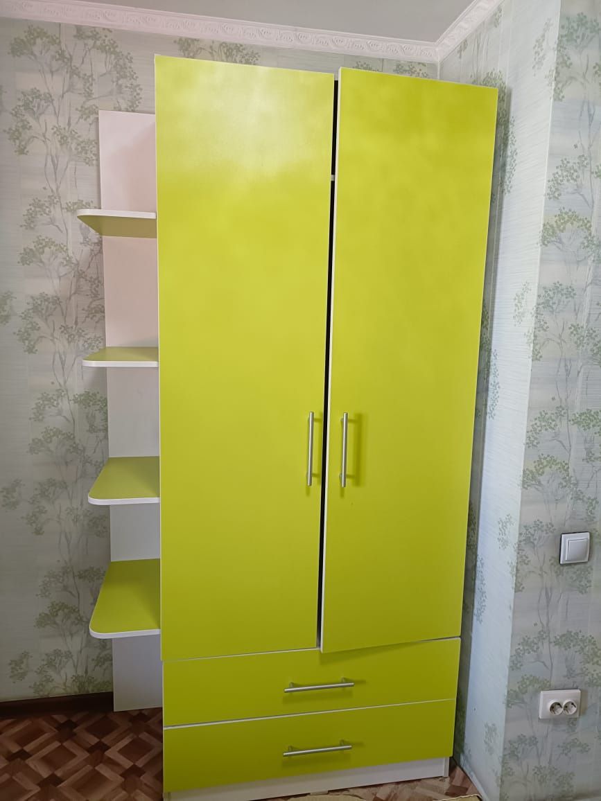 Продам б/у ,две кровати и шкаф